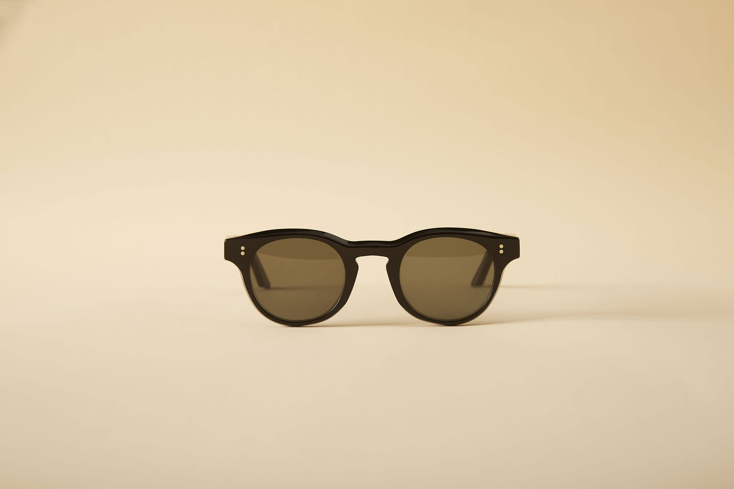 Black round sunglasses