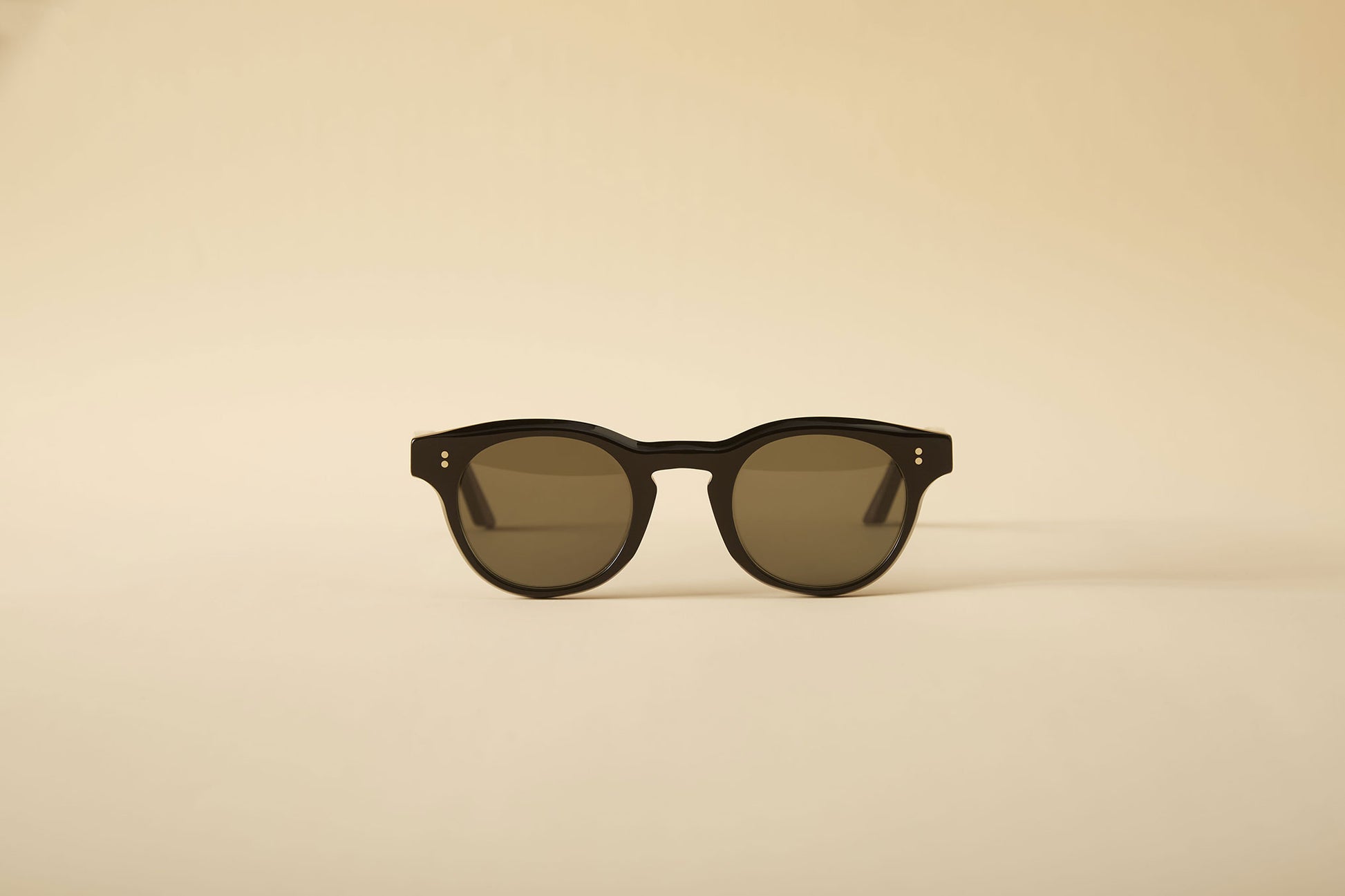 Black round sunglasses